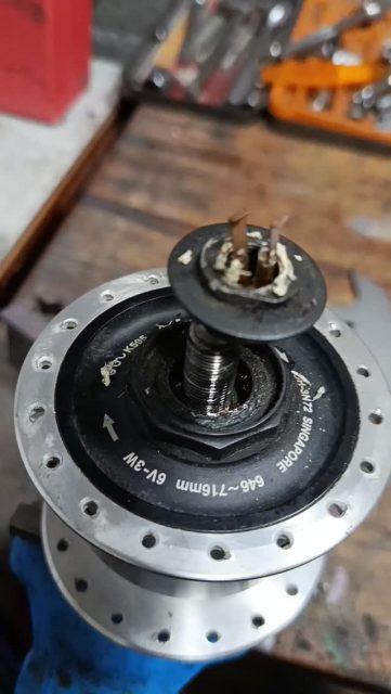 Shimano dynamo glava - često zanemareno podmazivanje zbog specifičnog pristupa.
#shimano #ekocikl #hub #servisbicikala #bicycle